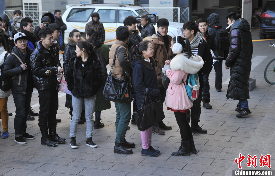 圖為表演系考生走出考場。