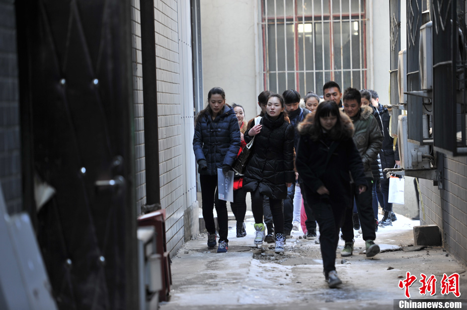 圖為表演系考生走出考場。