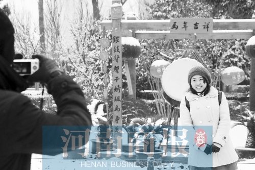 紫荊山公園里布置喜慶，引來不少游客合影留念。記者 楊東華/攝