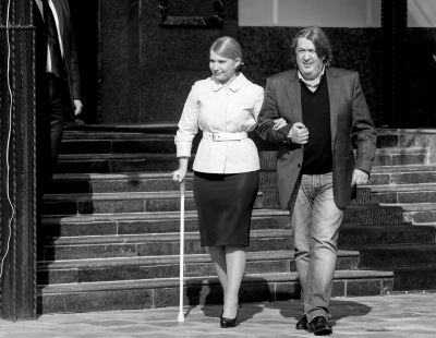 3月27日，烏克蘭基輔，前總理季莫申科在朋友的陪伴下赴新聞發(fā)布會(huì)現(xiàn)場(chǎng)，宣布將參加烏克蘭總統(tǒng)選舉。