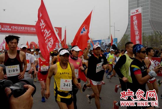 目前在鄭開大道上，一場角逐正在展開。