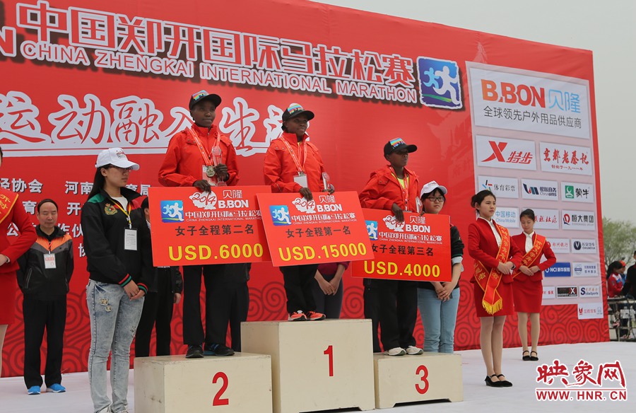 女子全程前三名選手。