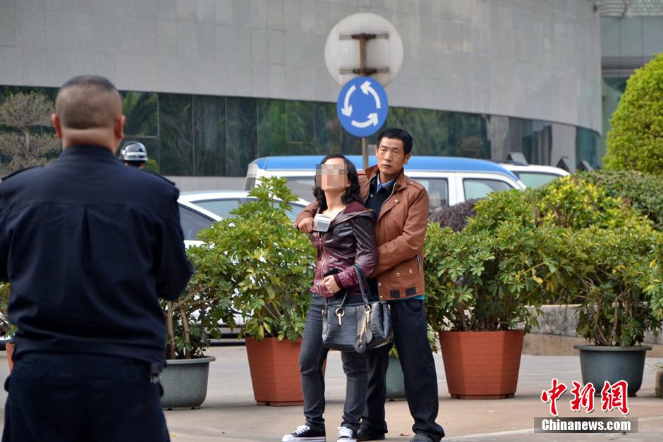 圖為劫持者與警方談判中。