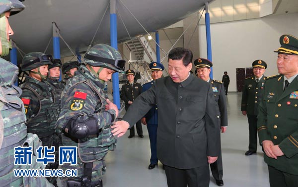 這是習近平同特戰(zhàn)隊員親切交談，詳細詢問他們的教學訓練和生活情況。