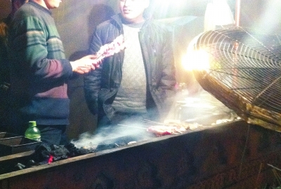 露天燒烤整夜煙熏火燎，路邊居民苦不堪言。