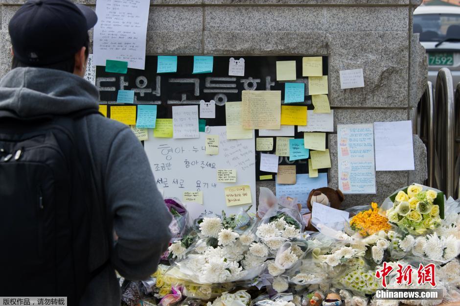 當(dāng)?shù)貢r(shí)間2014年4月21日，韓國(guó)安山，民眾持續(xù)為沉沒(méi)客輪失蹤乘客祈禱。