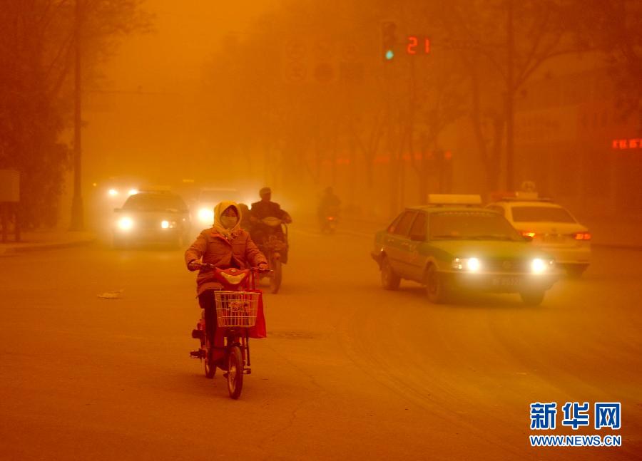4月23日，沙塵暴中的敦煌街頭。