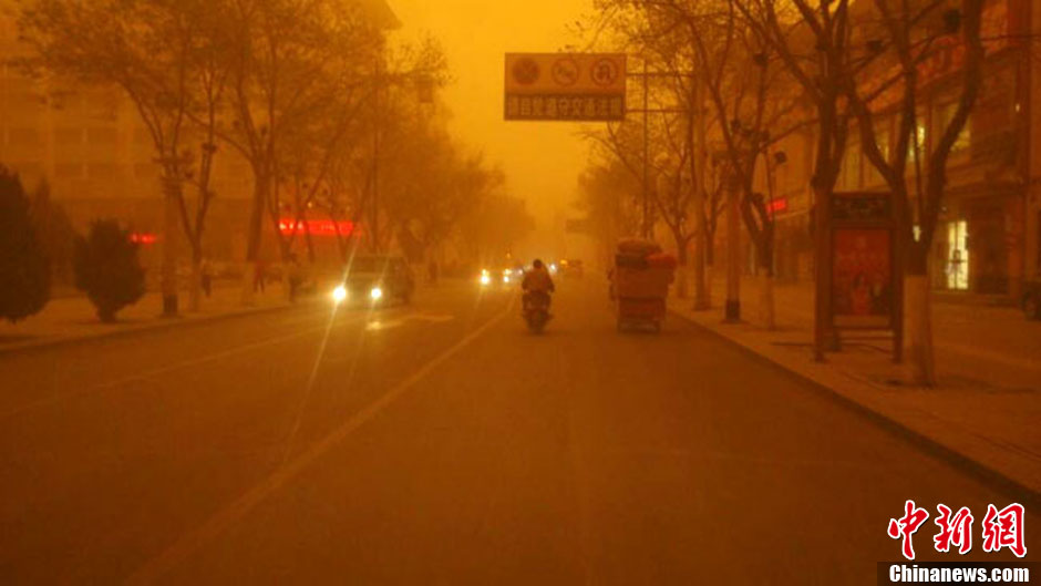 4月23日中午，甘肅酒泉多地出現(xiàn)強(qiáng)沙塵暴。