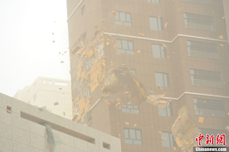 4月23日，受強(qiáng)冷空氣影響，新疆哈密出現(xiàn)出現(xiàn)強(qiáng)沙塵和降溫天氣，部分路段能見(jiàn)度不足50米