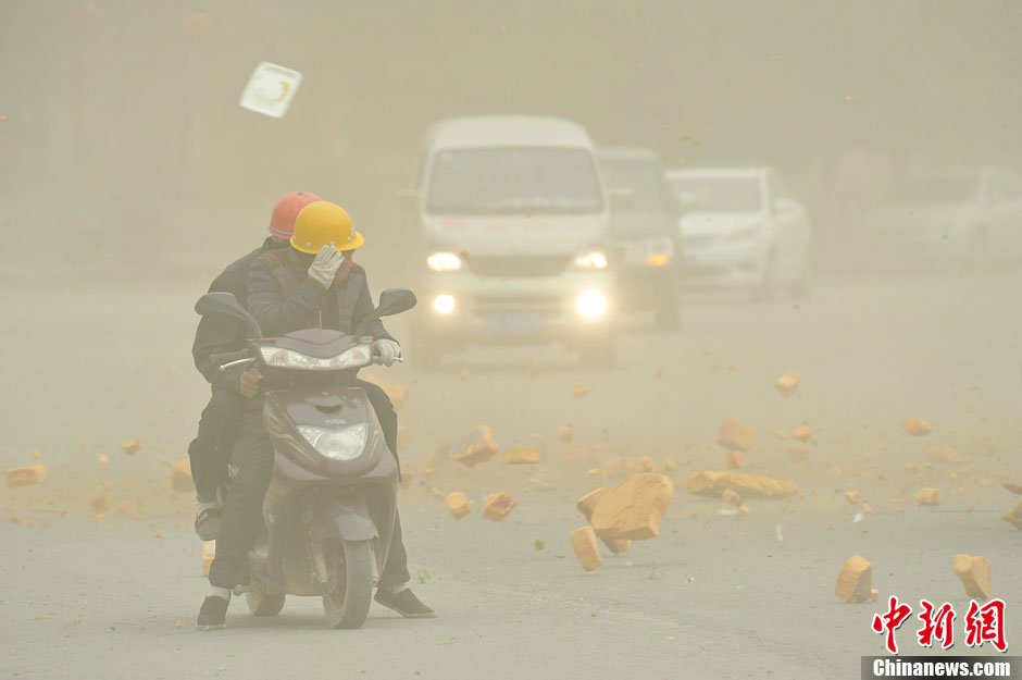 4月23日，受強(qiáng)冷空氣影響，新疆哈密出現(xiàn)出現(xiàn)強(qiáng)沙塵和降溫天氣