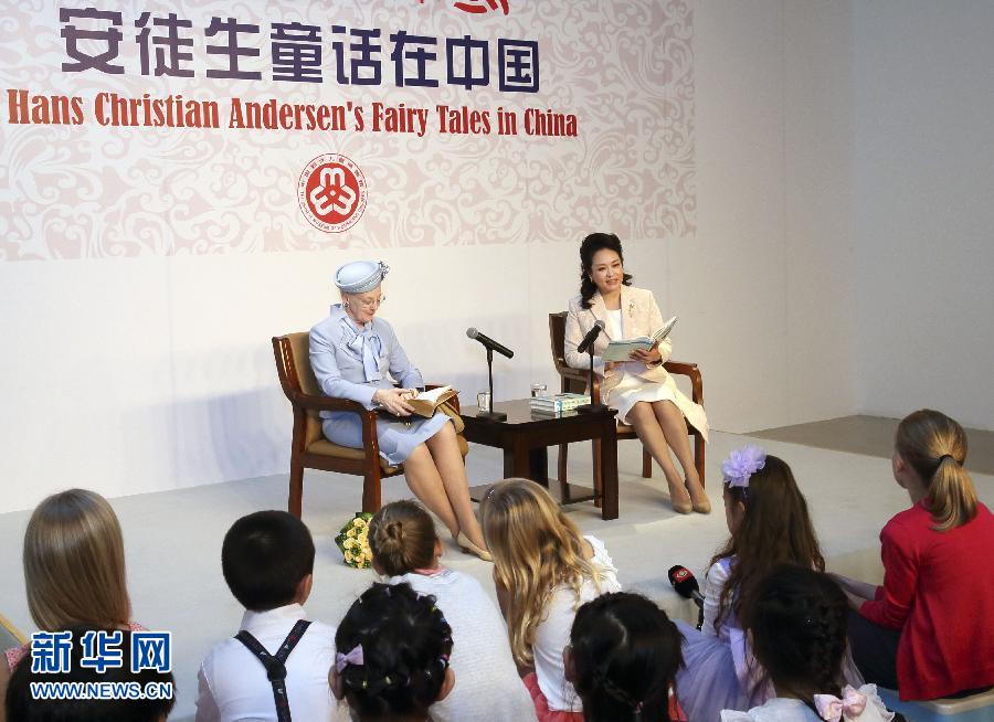 這是彭麗媛和瑪格麗特二世來到兩國孩子們當(dāng)中，為孩子們朗讀安徒生童話《丑小鴨》選段。