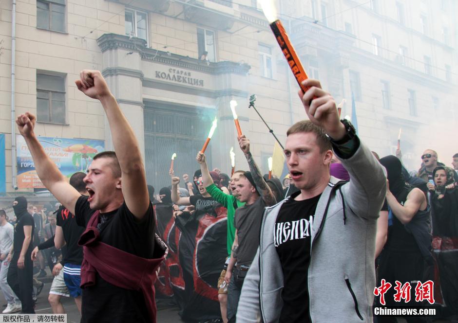 當(dāng)?shù)貢r(shí)間4月28日，烏克蘭哈爾科夫，親歐民眾和親俄民眾在街頭示威時(shí)發(fā)生大規(guī)模沖突。