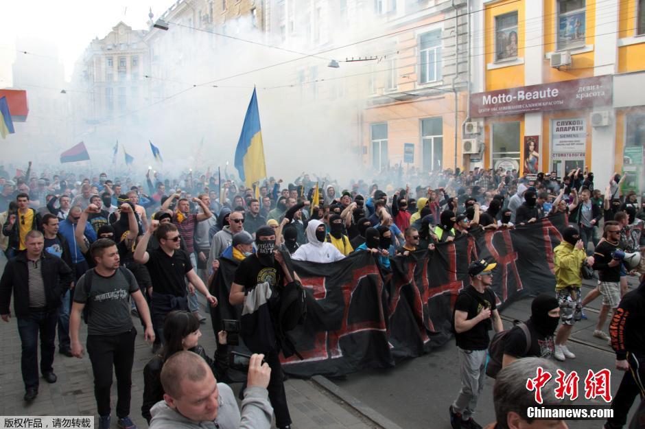 當(dāng)?shù)貢r(shí)間4月28日，烏克蘭哈爾科夫，親歐民眾和親俄民眾在街頭示威時(shí)發(fā)生大規(guī)模沖突。