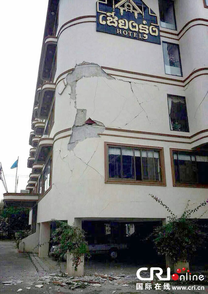 　當(dāng)?shù)貢r間2014年5月5日，泰國清萊，一棟酒店大樓墻皮脫落。 圖片來源：東方IC