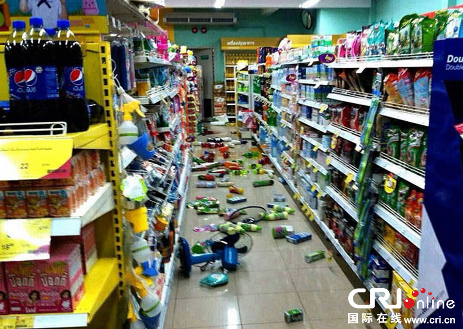 　當(dāng)?shù)貢r間2014年5月5日，泰國清萊，超市貨架上的商品散落一地。