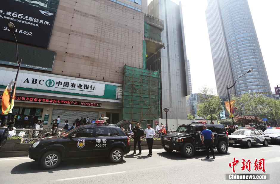 南京新街口一銀行發(fā)生劫持事件 劫持者已被抓獲 南京新街口一銀行發(fā)生劫持事件 劫持者已被抓獲