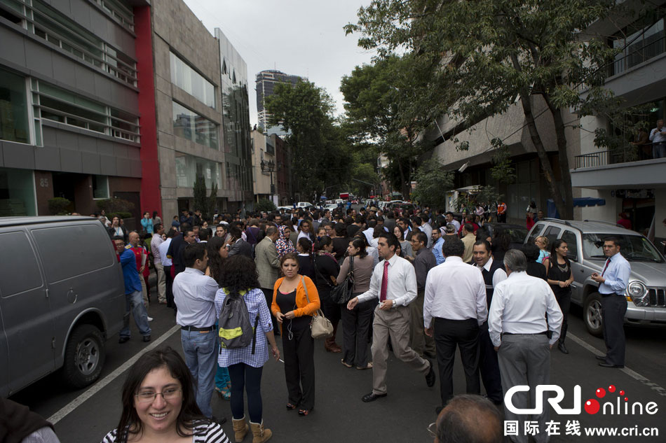 當?shù)貢r間2014年5月8日，墨西哥墨西哥城，市民聚集在街道上?！D片來源：Rebecca Black
