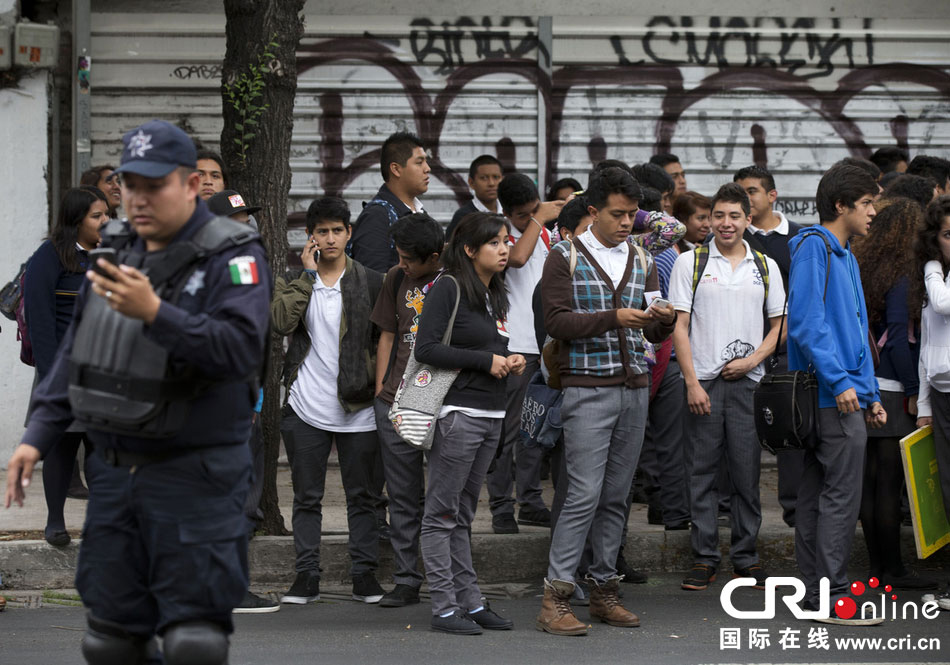 當?shù)貢r間2014年5月8日，墨西哥墨西哥城，市民等在路邊等待道路重新開啟。