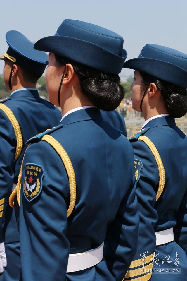 解放軍首批女儀仗兵亮相，90%以上擁有大專以上學(xué)歷，平均身高1.72米。圖為女兵儀仗隊(duì)。