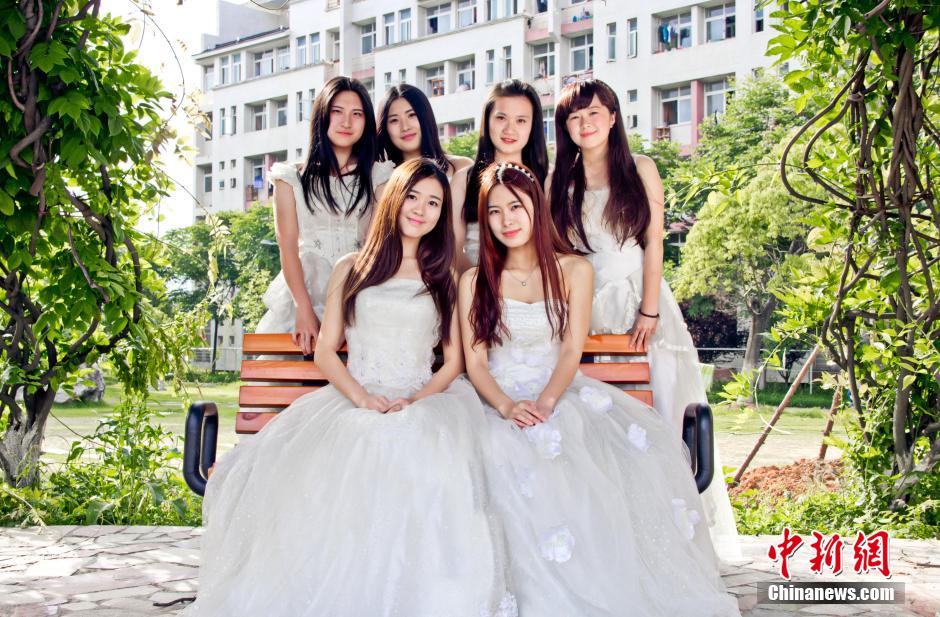 武漢女大學生婚紗畢業(yè)照 靚麗搶鏡
