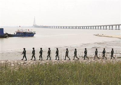 上海加強(qiáng)安保工作，警方在長江沿岸巡邏