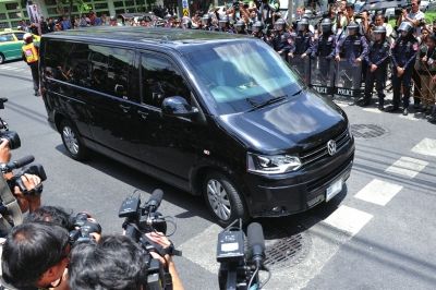 英拉向泰國軍方報(bào)到后被扣留。