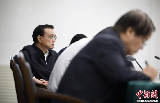 李克強(qiáng)在赤峰主持召開部分企業(yè)與金融機(jī)構(gòu)負(fù)責(zé)人座談會(huì)。