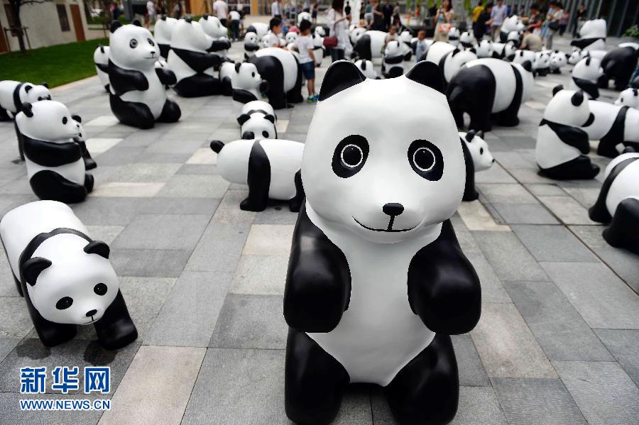 這是6月2日在上海靜安嘉里中心廣場(chǎng)拍攝的萌態(tài)百出的“熊貓”大軍。