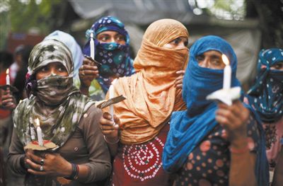 印度民眾舉行紀(jì)念儀式，悼念在強(qiáng)奸案中遇害的兩名少女。