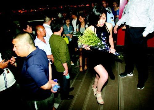 血案發(fā)生幾天來，很多招遠市民自發(fā)送來鮮花，悼念逝者。本報記者趙金陽見習記者呂奇攝