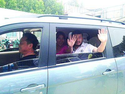 孫正龍和妻子、家人，揮手和醫(yī)護(hù)人員告別。張凌飛