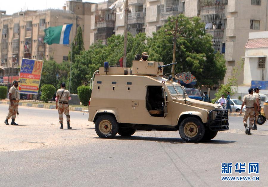 6月10日，在巴基斯坦南部城市卡拉奇真納國(guó)際機(jī)場(chǎng)附近，安全人員在街頭警戒。