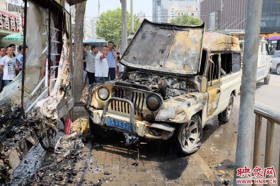 火災撲滅后，交警部門將車進行拖離。