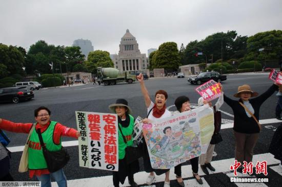 當?shù)貢r間5月13日，日本示威者在位于東京的國會議事堂外高喊口號，反對日本政府計劃修憲以解禁自衛(wèi)權。