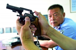 出發(fā)前,認真檢查槍械。