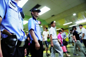 地鐵內(nèi),攜槍巡邏。