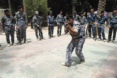 　5日，伊拉克巴格達(dá)，新招募的安全部隊(duì)成員進(jìn)行訓(xùn)練。