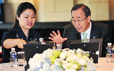 2008年7月，聯(lián)合國秘書長回到韓國時，特意會見李炤燕。