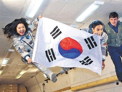 　2007年9月10日，李炤燕（左）在俄羅斯首都莫斯科接受零重力飛行訓(xùn)練。