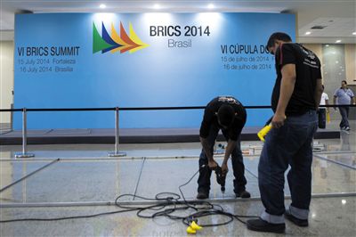 　13日，福塔萊薩的塞阿拉州會(huì)展中心，工作人員布置會(huì)場(chǎng)新聞發(fā)布廳。