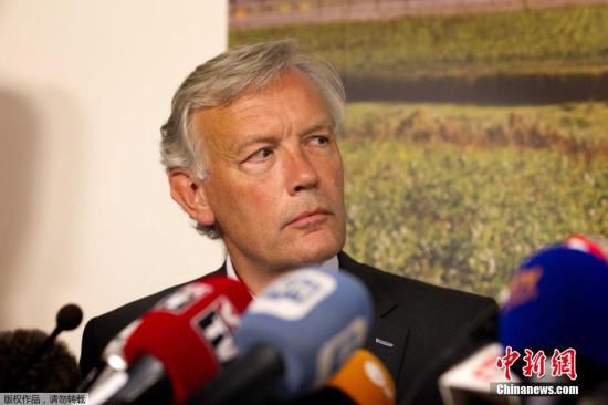 7月17日，在荷蘭阿姆斯特丹斯希普霍爾機場舉行的的新聞發(fā)布會上，馬航歐洲區(qū)負責人介紹情況。