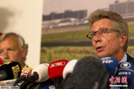 7月17日，在荷蘭阿姆斯特丹斯希普霍爾機場舉行的的新聞發(fā)布會上，馬航歐洲區(qū)負責人介紹情況。