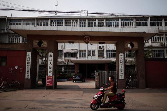 這是一座老城區(qū)的四層老式辦公樓。