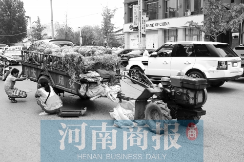 兩車相蹭后，小陳與妻子慌了神