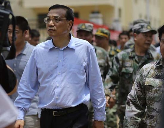 　8月4日，中共中央政治局常委，國務(wù)院總理李克強(qiáng)在云南魯?shù)榈卣馂?zāi)區(qū)察看災(zāi)情。