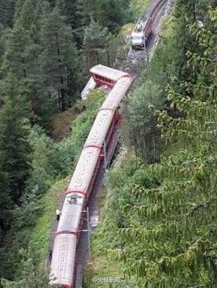 瑞士載200人火車(chē)遇山崩脫軌車(chē)廂滾下山崖 瑞士載200人火車(chē)遇山崩脫軌車(chē)廂滾下山崖