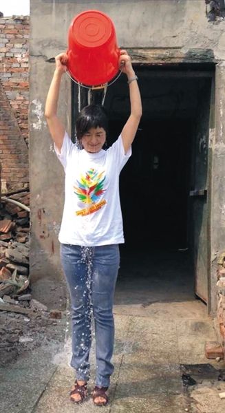 20日下午，央視主持人張泉靈參與“冰桶挑戰(zhàn)賽”。圖片來自微博