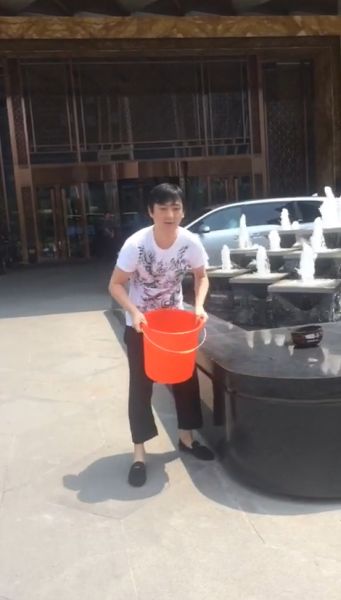 王思聰在進(jìn)行冰桶挑戰(zhàn)。