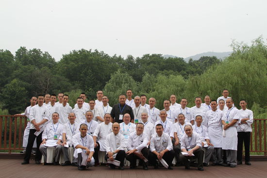 幾十位光頭廚師的大合照。 花惠生 供圖