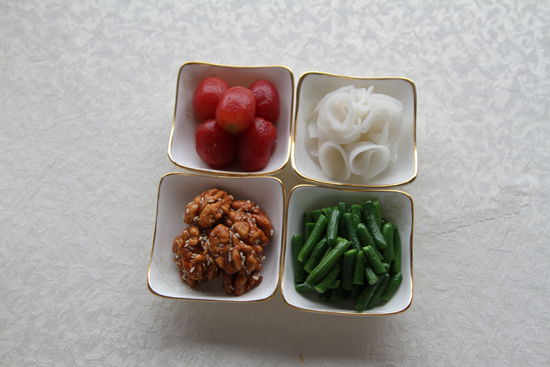 四調(diào)味：圣女果、蓮藕、核桃仁、小黃瓜。 花惠生 供圖